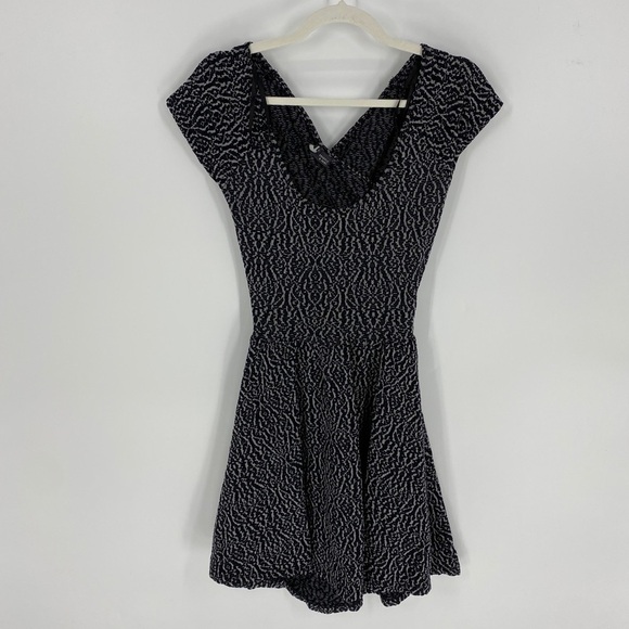 Urban outfitters black white stretch skater dress - Picture 3 of 6